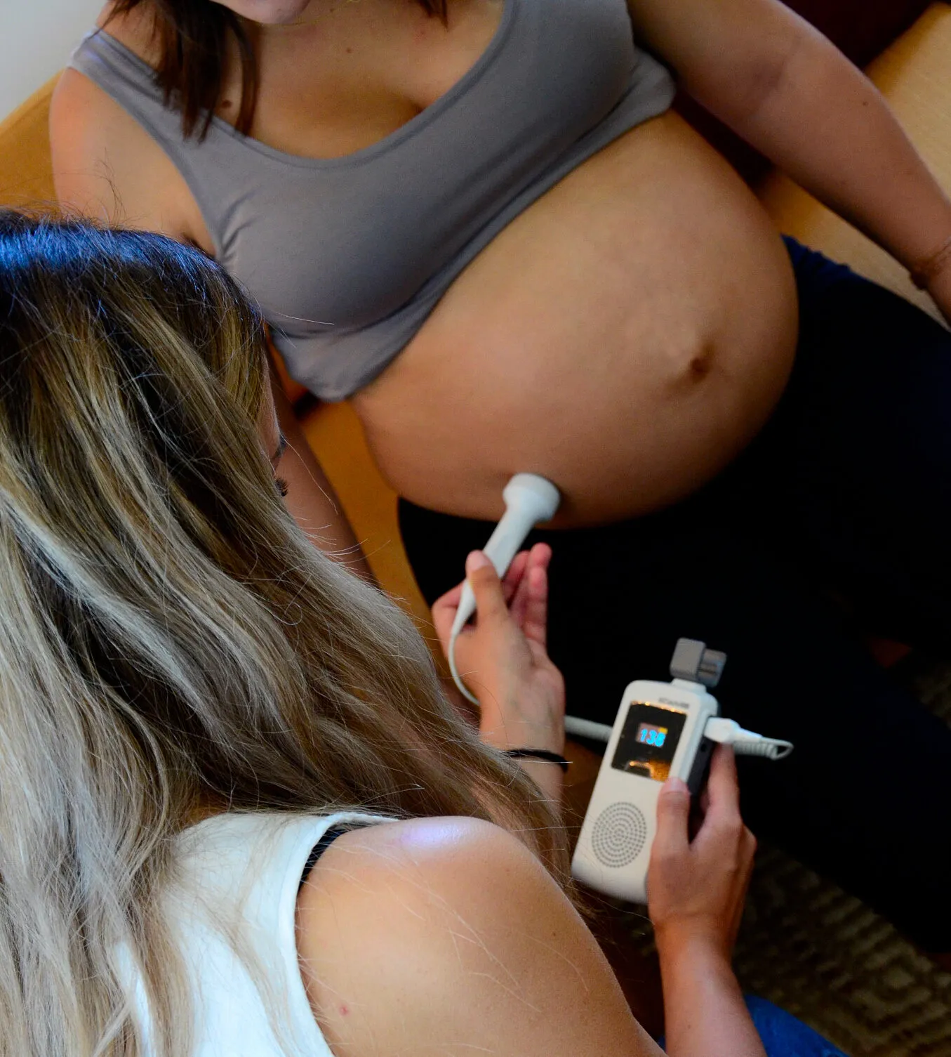 Kristina hört mit dem Dopton die Herztöne des Babys ab